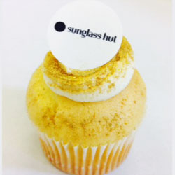 Tailored cupcakes with logo thumbnail